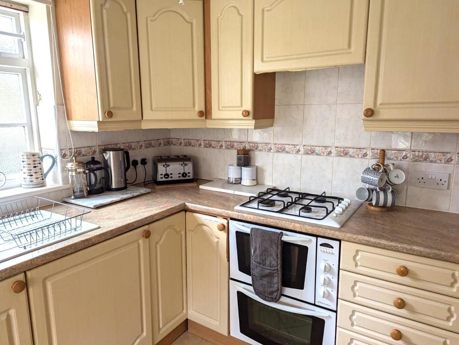 Georgian 2 Bedroom Apartment In Chichester With Free Parking - Chichester Holiday Properties Kültér fotó