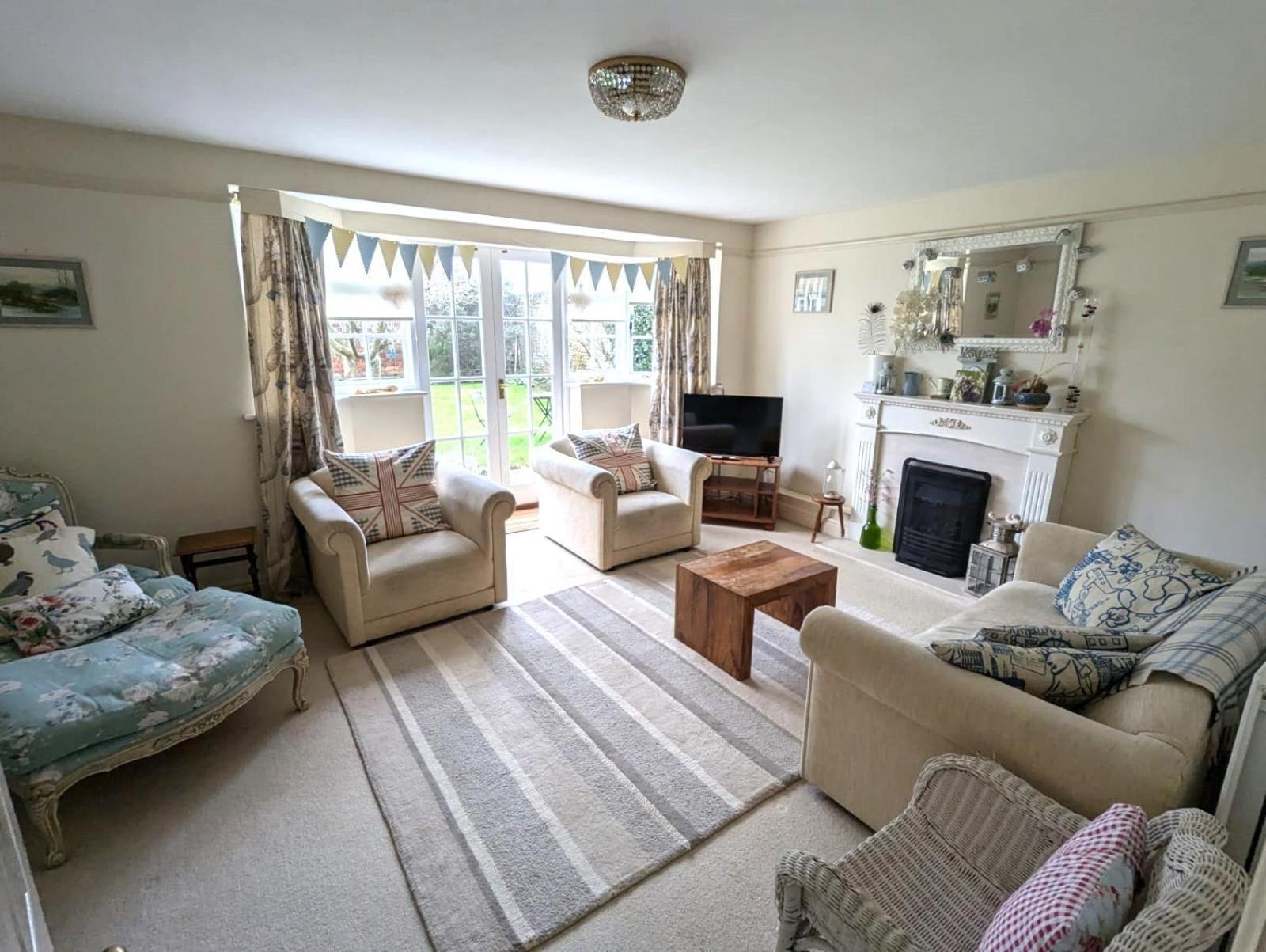Georgian 2 Bedroom Apartment In Chichester With Free Parking - Chichester Holiday Properties Kültér fotó