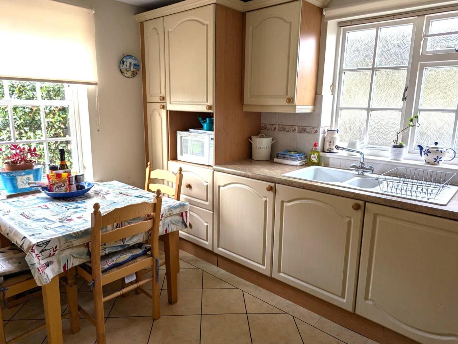 Georgian 2 Bedroom Apartment In Chichester With Free Parking - Chichester Holiday Properties Kültér fotó